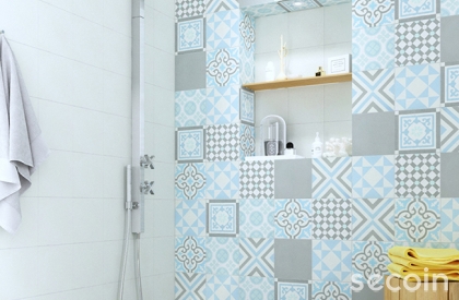 Light blue Patchwork on bathroom wall